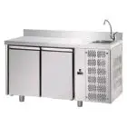 MESA REFRIGERADA CON PETO DE ACERO INOX AISI 304 - Mod. UG02MGNLAL - ENCIMERA CON FREGADERO - VENTILADO - GASTRONORM 1/1 - N. 2 PUERTAS - Temperatura 0°/+10°C - Medidas cm. L 142 x P 70 x h 115/120 - CE