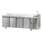 MESA REFRIGERADA CON PETO DE ACERO INOX AISI 304 - Mod. UG04MGNLAL - ENCIMERA CON FREGADERO - VENTILADO - GASTRONORM 1/1 - N. 4 PUERTAS - Temperatura 0°/+10°C - Medidas cm. L 232 x P 70 x h 115/120 - CE