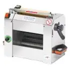 LAMINADORA / EXTENDEDORA - PARA PASTA FRESCA Y PIZZA - MOD. SF220X - 1 PAR DE RODILLOS - Medidas de los rodillos cm 22 x Ø 3,8 - Botones de 24 voltios - POTENCIA W 150  - ALIMENTACIÓN MONOFÁSICA 230V/1/50HZ - Medidas cm L 40 x P 22 x 30 H - PESO Kg 15