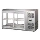 EXPOSITOR DE SOBREMESA VITRINA REFRIGERADA SNACK DE ACERO INOX AISI 430 - CRISTAL RECTO Y PUERTAS DESLIZANTES - Mod. G-HAV131 - Temperatura: +2/+8°C - Capacidad Lt. 190 - Alimentación monofásica 230V/1/50Hz - Potencia W 180 - Medidas cm. A 131 x F 51 x h 