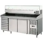 MESA REFRIGERADA PARA PREPARACIÓN DE PIZZA EN ACERO INOX - CON VITRINA DE INGREDIENTES GN 1/3 - Para Contenedores o Cajas de PIZZA cm 60 x 40 x 7 H - VENTILADO - Mod. AK2612TN38 - N. 2 Puertas Refrigeradas + 1 CAJONERA NEUTRA de  N. 7 CAJONES - TEMPERATUR