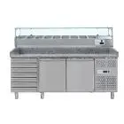 MESA REFRIGERADA PARA PREPARACIÓN DE PIZZA DE ACERO INOX - CON VITRINA PARA INGREDIENTES - PARA CONTENEDORES DE PIZZAS 60 X 40 - VENTILADO - Mod DB2610TN38 - 2 PUERTAS REFRIGERADAS + 1 CAJONERA NEUTRA CON N 7 CAJONES - TEMPERATURA -2°/+8°C - Medidas cm L 