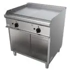 PLANCHA FRY TOP A GAS - MOD. G7NUQ2DCO - 1/2 PLANCHA LISA 1/2 PLANCHA RAYADA - Armario abierto - N. 2 zonas de cocción - Potencia kW 12 - Medidas: cm A 80 x F 70 x H 85 - Homologación CE
