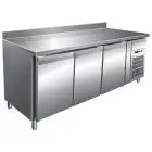 MESA REFRIGERADA CON PETO DE ACERO INOX AISI 304 - VENTILADO - Mod. G-GN3200BT - GASTRONORM 1/1 (cm 53 x 32,5) - N. 3 PUERTAS - CAPACIDAD BRUTA Lt 417 - TEMPERATURA -18º/-22ºC - Medidas cm. A 179,5 x F 70 x h 96 - CE