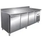 MESA REFRIGERADA CON PETO DE ACERO INOX AISI 304 - PASTELERÍA - VENTILADO - Mod. G-PA3200TN - 3 PUERTAS - CAPACIDAD BRUTA Lt  580 - TEMPERATURA +2°/+8°C - Medidas cm. A 202 x F 80 x h 96 - CE