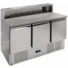 Mesa refrigerada para preparación de pizza y ensaladas de acero inox AISI 201 - Mod G-PS903-FC - Gastronorm 1/1 (cm 53 x 32,5) - Estático - 3 puertas refrigeradas - Temperatura +2°/+8°C - Medidas cm L 136,5 x P 70 x 102 H