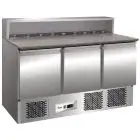 Mesa refrigerada para preparación de pizza y ensaladas de acero inox AISI 304 - Mod G-PS903 - Gastronorm 1/1 (cm 53 x 32,5) - Estático - 3 puertas refrigeradas - Temperatura +2°/+8°C - Medidas cm L 136,5 x P 70 x 110 H