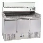 MESA REFRIGERADA PARA PREPARACIÓN DE PIZZA DE ACERO INOX AISI 201 - GASTRONORM 1/1 (cm 53 x 32,5) - ESTÁTICO - Mod. G-S903PZ33 FC - CON VITRINA PARA INGREDIENTES - 3 PUERTAS REFRIGERADAS - TEMPERATURA +2°/+8°C - Medidas cm. A 140 x F 70 x h 145,5 - CE