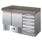 MESA REFRIGERADA PARA PREPARACIÓN DE PIZZA DE ACERO INOX AISI 304 - GASTRONORM 1/1 (cm 53x32,5) - ESTÁTICO - Mod. G-S903PZCASSV -N. 2 PUERTAS REFRIGERADAS + 1 CAJONERAS NEUTRAS CON N. 6 CAJONES - TEMPERATURA +2°/+8°C - Medidas cm A 140 X F 70 X h 102 - CE