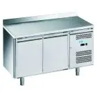 Mesa refrigerada con peto de acero inox AISI 201 - Mod M-GN2200BT-FC - Gastronorm 1/1 (cm 53 x 32,5) - Ventilada - 2 puertas - Capacidad bruta 282 litros - Temperatura -18°/-22°C - Medidas cm L 136 x P 70 x H 95