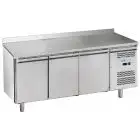 Mesa refrigerada con peto de acero inox AISI 201 - Mod M-GN3200BT-FC - Gastronorm 1/1 (cm 53 x 32,5) - Ventilada - 3 puertas - Capacidad bruta 417 litros - Temperatura -18°/-22°C - Medidass cm L 179,5 x P 70 x H 95