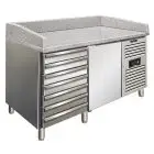 MESA REFRIGERADA PARA PREPARACIÓN DE PIZZA DE ACERO INOX AISI 304 - PARA CONTENEDORES DE PIZZA cm 60x40 - VENTILADO - Mod PZF01C - N 1 PUERTA REFRIGERADA + 1 CAJONERA NEUTRA con N 7 CAJONES - TEMPERATURA +2°/+8°C - Dim cm L 151,5 X P 80 X h 100