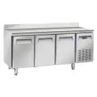 MESA REFRIGERADA CON PETO DE ACERO INOX - PARA SNACK - MOD. SF 3200 - N. 3 PUERTAS - VENTILADO - CAPACIDAD Lt. 358 - TEMPERATURA -22° / -18° C - DIM. cm L 180 x P 60 x H 95 - CE