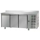 MESA REFRIGERADA CON PETO DE ACERO INOX AISI 304 - VENTILADO - Mod. UG03MGNAL - GASTRONORM 1/1 - N. 3 PUERTAS - Temperatura 0°/+10°C - Medidas cm. L 187 x P 70 x h 95/102 - CE