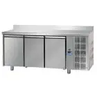 MESA REFRIGERADA CON PETO DE ACERO INOX AISI 304 - PARA PASTELERÍAS - BANDEJA cm 60x40 - VENTILADO - Mod. UQ03MAL - N. 3 PUERTAS - Temperatura 0°/+10°C - Medidas cm. L 215 x P 80 x h 95/102 - CE
