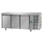 MESA REFRIGERADA DE ACERO INOX AISI 304 - PARA PASTELERÍAS - BANDEJA cm 60x40 - VENTILADO - Mod. UQ03M - N. 3 PUERTAS - Temperatura 0°/+10°C - Medidas cm. L 215 x P 80 x h 85/92 - CE