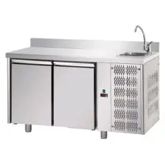 MESA REFRIGERADA CON PETO DE ACERO INOX AISI 304 - Mod. UG02MGNLAL - ENCIMERA CON FREGADERO - VENTILADO - GASTRONORM 1/1 - N. 2 PUERTAS - Temperatura 0°/+10°C - Medidas cm. L 142 x P 70 x h 115/120 - CE