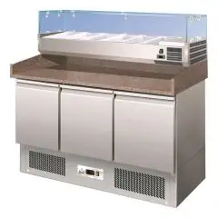 MESA REFRIGERADA PARA PREPARACIÓN DE PIZZA DE ACERO INOX AISI 304 - GASTRONORM 1/1 (cm 53 x 32,5) - ESTÁTICO -  Mod. G-S903PZVRXGLASS - CON VITRINA PARA INGREDIENTES - 3 PUERTAS REFRIGERADAS - TEMPERATURA +2°/+8°C - Medidas cm. A 140 x F 70 x h 146,5 - CE