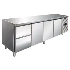 MESA REFRIGERADA EN ACERO INOX AISI 304 - VENTILADA - Mod CXF4110TN - GASTRONORM 1/1 (cm 53 x 32,5) - N 3 PUERTAS REFRIGERADAS - N 2 CAJONES REFRIGERADOS - CAPACIDAD Lt 476 - TEMPERATURA -2°/+8°C - Medidas cm L 223 x P 70 x h 86