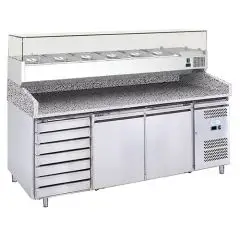 MESA REFRIGERADA PARA PREPARACIÓN DE PIZZA DE ACERO INOX AISI 201 - CON VITRINA PARA INGREDIENTES - PARA CONTENEDORES DE PIZZAS 60 X 40 - VENTILADO - Mod. G-PZ2610TN33 FC - 2 PUERTAS REFRIGERADAS + 1 CAJONERA NEUTRA CON N. 7 CAJONES - TEMPERATURA -2°/+8°C