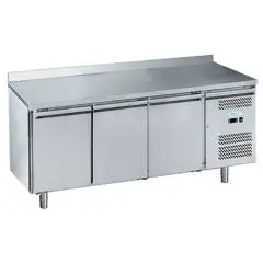 MESA REFRIGERADA CON PETO DE ACERO INOX AISI 201 - PARA SNAKS - VENTILADO - Mod. G-SNACK3200TN-FC - 3 PUERTAS - CAPACIDAD BRUTA Lt 239 - TEMPERATURA -2°/+8°C - Medidas cm. A 179,5 x F 60 x h 95 - CE
