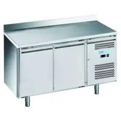 Mesa refrigerada con peto de acero inox AISI 201 - Mod M-GN2200TN-FC - Gastronorm 1/1 (cm 53 x 32,5) - Ventilada - 2 puertas - Capacidad bruta 282 litros - Temperatura +2°/+8°C - Medidas cm L 136 x P 70 x H 95