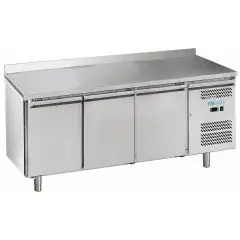 Mesa refrigerada con peto de acero inox AISI 201 - Mod M-GN3200BT-FC - Gastronorm 1/1 (cm 53 x 32,5) - Ventilada - 3 puertas - Capacidad bruta 417 litros - Temperatura -18°/-22°C - Medidass cm L 179,5 x P 70 x H 95