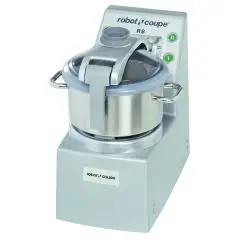 CUTTER DE SOBREMESA - Mod. R 8 SV - Capacidad de la Cuba de acero inox lt 8 - Capacidad de porciones de 20 a 150 - 2 velocidades - Predisposición para la función de vacío - Potencia W 2200 - Dimensiones cm L 31,5 x P 54,5 x 58,5h