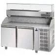 MESA REFRIGERADA PARA PREPARACIÓN DE PIZZA DE ACERO INOX AISI 304 - PARA CONTENEDORES DE PIZZA cm 60X40 - VITRINA PARA CUBETAS GN 1/4 cm 26,5X16,2 - VENTILADO - Mod. QA02M80VR - N. 2 PUERTAS - Temperatura 0°/+10°C - Medidas cm. L 161 x P 80 x h 149/156 - 