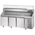 MESA REFRIGERADA PARA PREPARACIÓN DE PIZZA DE ACERO INOX AISI 304 - PARA CONTENEDORES DE PIZZA cm 60X40 - VITRINA PARA CUBETAS GN 1/4 cm 26,5X16,2 - VENTILADO - Mod. QA03M80VR - N. 3 PUERTAS - Temperatura 0°/+10°C - Medidas cm. L 216 x P 80 x h 149/156 - 