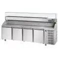 MESA REFRIGERADA PARA PREPARACIÓN DE PIZZA DE ACERO INOX AISI 304 - PARA CONTENEDORES DE PIZZA cm 60X40 - VITRINA PARA CUBETAS GN 1/4 cm 26,5X16,2 - VENTILADO - Mod. QA04M80VR - N. 4 PUERTAS - Temperatura 0°/+10°C - Medidas cm. L 271 x P 80 x h 149/156 - 
