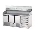 MESA REFRIGERADA PARA PREPARACIÓN DE PIZZA Y ENSALADAS - Mod. SLV03C6 + VR4190VD - VENTILADO - GASTRONORM 1/1 (cm 53x32,5) - ENCIMERA Y PETO DE GRANITO - N. 3 PUERTAS REFRIGERADAS - N. 6 CAJONES NEUTROS - VITRINA REFRIGERADA GN 1/4 (cm 26,5x16,2) - Temper