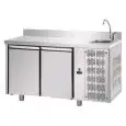 MESA REFRIGERADA CON PETO DE ACERO INOX AISI 304 - Mod. UG02MGNLAL - ENCIMERA CON FREGADERO - VENTILADO - GASTRONORM 1/1 - N. 2 PUERTAS - Temperatura 0°/+10°C - Medidas cm. L 142 x P 70 x h 115/120 - CE