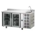 MESA REFRIGERADA CON PETO DE ACERO INOX AISI 304 - Mod. UG02MPVLAL - ENCIMERA CON FREGADERO - VENTILADO - GASTRONORM 1/1 - N. 2 PUERTAS DE CRISTAL - Temperatura 0°/+10°C - Medidas cm. L 142 x P 70 x h 115/120 - CE