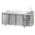 MESA REFRIGERADA CON PETO DE ACERO INOX AISI 304 - Mod. UG03MGNLAL - ENCIMERA CON FREGADERO - VENTILADO - GASTRONORM 1/1 - N. 3 PUERTAS - Temperatura 0°/+10°C - Medidas cm. L 187 x P 70 x h 115/120 - CE