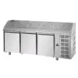 MESA REFRIGERADA PARA PREPARACIÓN DE PIZZA DE ACERO INOX AISI 304 - Mod. QA03M80 - PARA CONTENEDORES DE PIZZA cm 60x40 - VENTILADO - N. 3 PUERTAS - Temperatura 0°/+10°C - Medidas cm. L 216 x P 80 x h 103/110 - CE