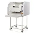 MÁQUINA DE BAGUETTE Mod. ITP700 - Estructura de acero barnizado - Longitud máx. del baguette cm 70 - Producción trozos/hora 1500 - Alimentación 220/400V 50/60Hz (MONOFÁSICA o TRIFÁSICA) - Potencia Kw 0,55 - Medidas cm A 103 x F 88 x 148 H - NORMA CE
