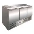 SALADETTE REFRIGERADA DE ACERO INOX AISI 304 - Mod. G-S903 - ESTÁTICA -GASTRONORM 1/1 (cm 53 x 32,5) - 3 PUERTAS REFRIGERADAS - TEMPERATURA +2°/+8°C - Medidas cm. A 136,5 x F 70 x h 85 - CE