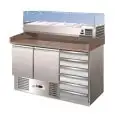 MESA REFRIGERADA PARA PREPARACIÓN DE PIZZA DE ACERO INOX AISI 304 - GASTRONORM 1/1 (cm 53 x 32,5) - ESTÁTICO - Mod. G-S903PZCAS - CON VITRINA PARA INGREDIENTES - 2 PUERTAS REFRIGERADAS + N. 6 CAJONES NEUTROS - TEMPERATURA +2°/+8°C - Medidas cm. A 140 x F 