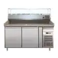 MESA REFRIGERADA PARA PREPARACIÓN DE PIZZA DE ACERO INOX AISI 304 - CON VITRINA PARA INGREDIENTES - PARA CONTENEDORES DE PIZZAS 60 X 40 - VENTILADO - Mod. G-PZ2600TN38 - 2 PUERTAS REFRIGERADAS - TEMPERATURA +2°/+8°C - Medidas cm. A 151 x F 80 x h 144,5 - 
