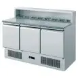 MESA REFRIGERADA PARA PREPARACIÓN DE PIZZA Y ENSALADAS - Mod. AK943P - Estática - GASTRONORM 1/1 (cm 53x32,5) - Encimera de GRANITO - Peto posterior de Acero inox para N. 8 CUBETAS GN 1/6 (cm 17,6x16,2) - N. 3 Puertas Refrigeradas - Temperatura +2°/+8°C -
