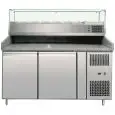 MESA REFRIGERADA PARA PREPARACIÓN DE PIZZA EN ACERO INOX - Con VITRINA DE INGREDIENTES GN 1/4 - Para Contenedores o Cajas de PIZZA cm 60 x 40 x 7 H - VENTILADO - Mod. AK2602TN33 - N. 2 Puertas Refrigeradas - TEMPERATURA -2°/+8°C - Medidas cm. L 151 x P 80