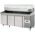 MESA REFRIGERADA PARA PREPARACIÓN DE PIZZA EN ACERO INOX - CON VITRINA DE INGREDIENTES GN 1/4 - Para Contenedores o Cajas de PIZZA cm 60 x 40 x 7 H - VENTILADO - Mod. AK3602TN33 - N. 3 Puertas Refrigeradas - TEMPERATURA -2°/+8°C - Medidas cm. L 202 x P 80