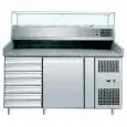 MESA REFRIGERADA PARA PREPARACIÓN DE PIZZA EN ACERO INOX - Con Vitrina de Ingredientes para cubetas GN GN 1/3 - Para CAJAS PIZZA cm 60 x 40 x 7 H - VENTILADO - Mod. AK1612TN38 - N. 1 Puerta Refrigerada + 1 Cajonera Neutra CON N. 7 Cajones - TEMPERATURA -2