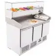 MESA REFRIGERADA PARA PREPARACIÓN DE PIZZA Y ENSALADAS DE ACERO INOX - GASTRONORM 1/1(cm 53 x 32,5) - VENTILADO - Mod. ESL3852GR/33 - CON VITRINA DE INGREDIENTES GN 1/4 - N. 3 Puertas Refrigeradas - TEMPERATURA -2°/+8°C - Dimensiones cm. L 136,5 x P 70 x 