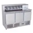 MESA REFRIGERADA PARA PREPARACIÓN DE PIZZA Y ENSALADAS - Mod. ESL3858GR - ESTÁTICA - GASTRONORM 1/1 (cm 53x32,5) - ENCIMERA DE GRANITO - PETO PROTECTOR de ACERO INOX PARA N. 7 CUBETAS GN 1/3 (cm 32,5x17,6) - N. 3 Puertas Refrigeradas - Temperatura -2°/+8°