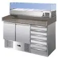 MESA REFRIGERADA PARA PREPARACIÓN DE PIZZA DE ACERO INOX AISI 201 - GASTRONORM 1/1 (cm 53 x 32,5) - ESTÁTICO -  Mod. G-S903PZCAS/14033V FC - CON VITRINA PARA INGREDIENTES - 2 PUERTAS REFRIGERADAS + N. 6 CAJONES NEUTROS - TEMPERATURA +2°/+8°C - Medidas cm.