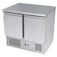 MESA ENSALADERA Y MESA DE TRABAJO REFRIGERADA DE ACERO INOX AISI 304 - Mod. ESL3801GR - CLASE ENERGÉTICA A - ESTÁTICA - GASTRONORM 1/1(cm 53 x 32,5) - N. 2 Puertas Refrigeradas - TEMPERATURA -2°/+8°C - Dim. cm. L 90 x P 70 x h 94,3 - CE