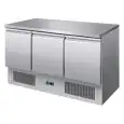 MESA ENSALADERA Y MESA DE TRABAJO REFRIGERADA DE ACERO INOX AISI 304 - Mod. ESL3851GR - CLASE ENERGÉTICA A - ESTÁTICA - GASTRONORM 1/1(cm 53 x 32,5) - N. 3 Puertas Refrigeradas - TEMPERATURA -2°/+8°C - Dim. cm. L 136,5 x P 70 x h 94,3 - CE