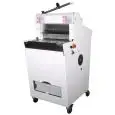 CORTADORA DE PAN SEMIAUTOMÁTICA CON MUEBLE y SUPERFICIE PLANA DE CARGA SINGOLO - ANCHURA MÁXIMA DEL CORTE cm: 42 o 52 - Altura del corte cm 6/17 -Alimentación 400v Trifásico - Potencia Kw 0,75 - Homologación CE